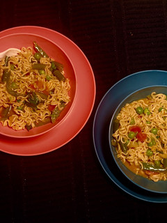 চীজি গার্লিক ম্যাগি উইথ ভেজিস (Cheesy Garlic Maggi with Veggies Recipe in Bengali) রেসিপির প্রধান ছবি