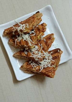 વેજીટેબલ ક્લબ સેન્ડવીચ (Vegetable Club Sandwich Recipe In Gujarati) રેસીપી મુખ્ય ફોટો