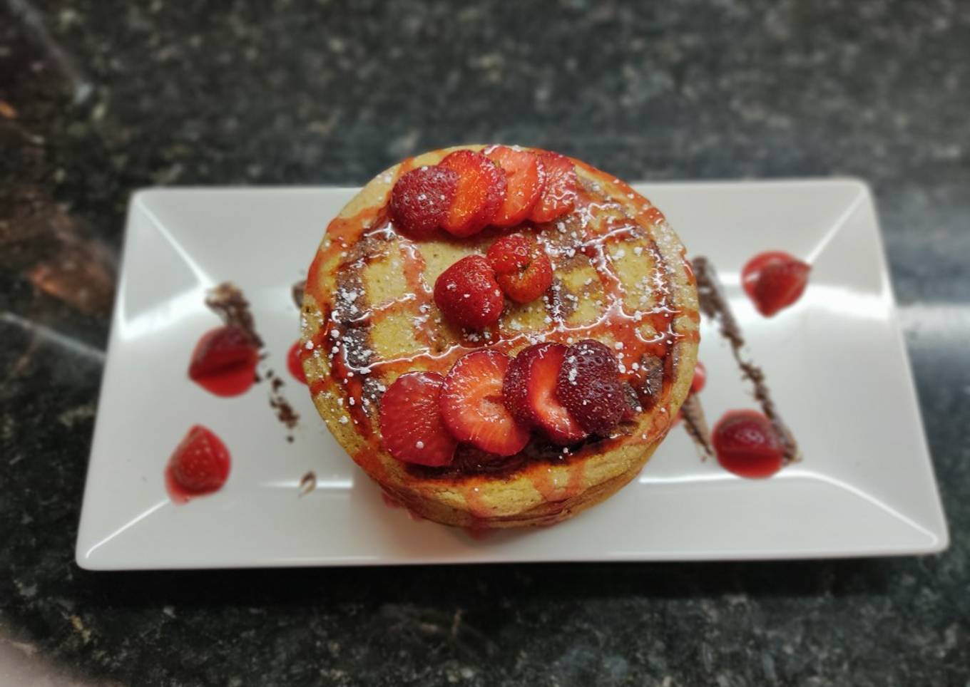 Tortitas de plátano y avena con fresas