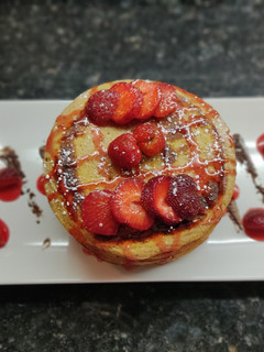 Una foto de Tortitas de plátano y avena con fresas