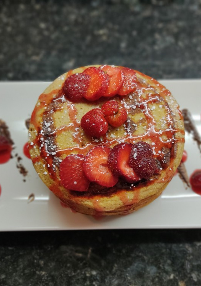 Una foto de Tortitas de plátano y avena con fresas