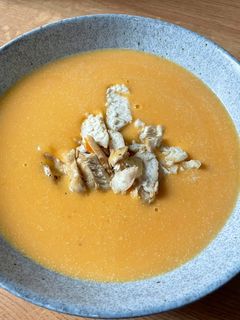 Édesburgonya krémleves,rozmaringos-kakukkfüves csirkemellel sütve recept fotója