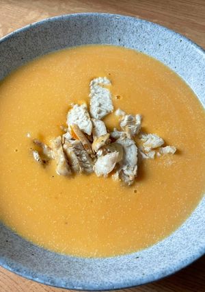 Édesburgonya krémleves,rozmaringos-kakukkfüves csirkemellel sütve recept fotója