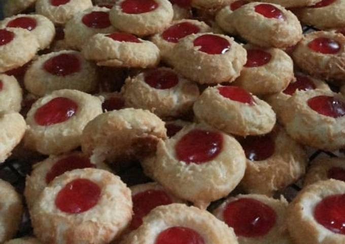 Janda genit / strawberry thumbprint cookies