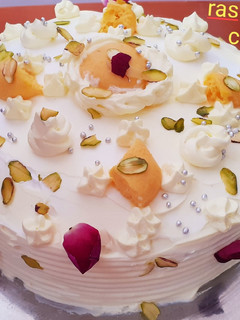 રોયલ રસ મલાઈ કેક (Royal Ras Malai Cake Recipe In Gujarati) રેસીપી મુખ્ય ફોટો