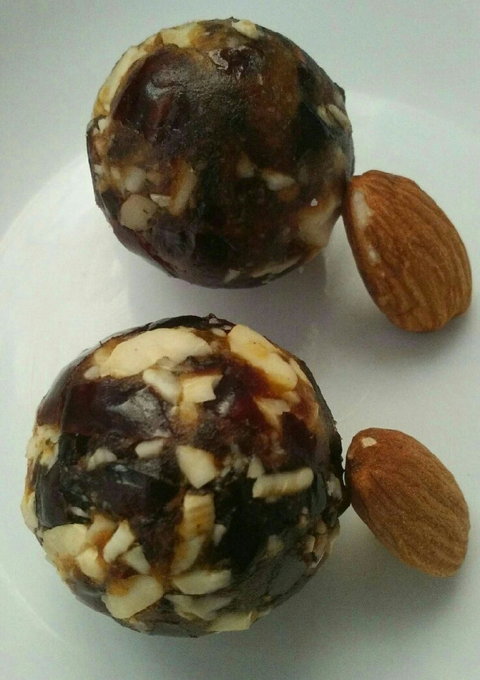 A picture of Dates laddu.