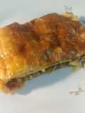 Empanada de bonito, espinacas, tomates secos y piñones