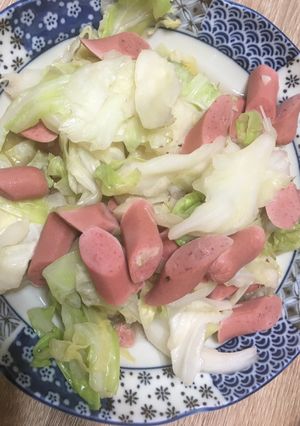 高麗菜佐小熱狗 的食譜成品照片