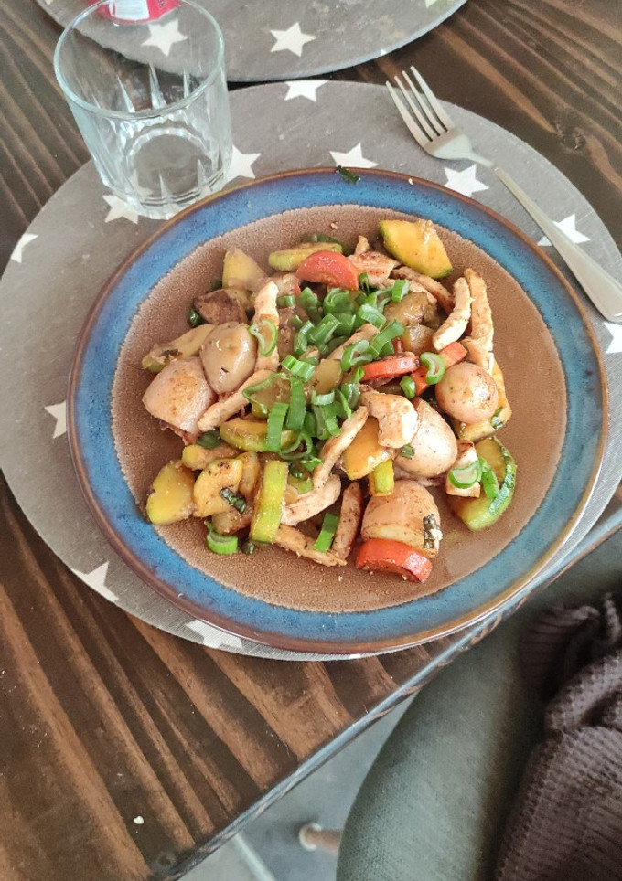 Una foto de Verduras con pollo