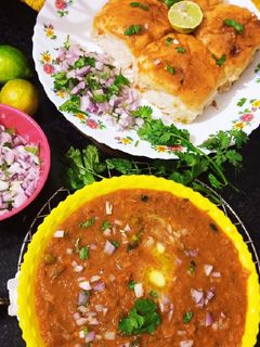 मुंबई फेमस पावभाजी (Mumbai famous pavbhaji recipe in hindi) रेसिपी मुख्य फोटो