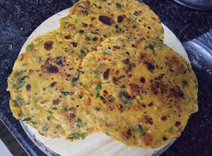 A picture of Methi paratha (thepla).