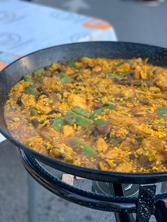 Una foto de Arroz con setas, conejo y pollo. 🥘🍃🍄