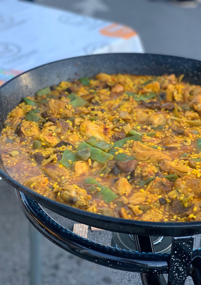 Una foto de Arroz con setas, conejo y pollo. 🥘🍃🍄