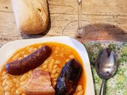 Una foto de fabada tradicional