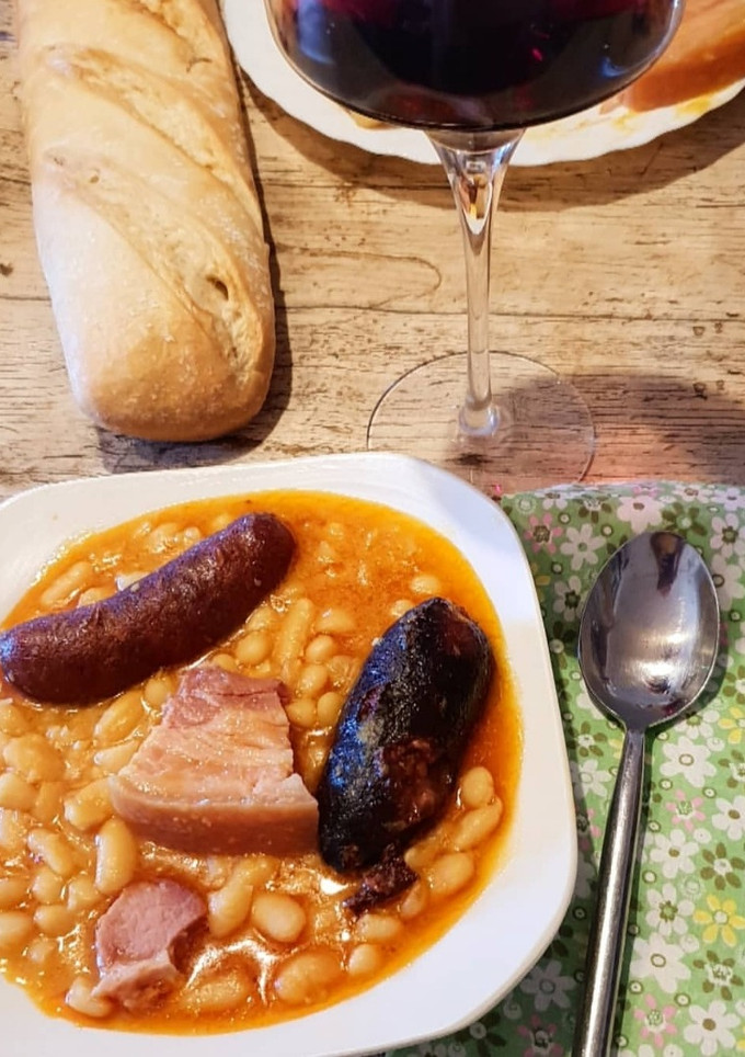 Una foto de Fabada Asturiana. Auténtica receta tradicional