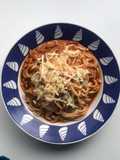 Noodles con carne picada, setas y tomate : cuatro