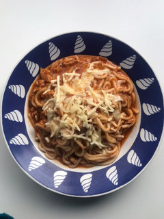 Una foto de Noodles con carne picada, setas y tomate : cuatro