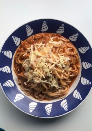 Una foto de Noodles con carne picada, setas y tomate : cuatro