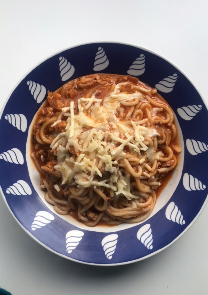 Una foto de Noodles con carne picada, setas y tomate : cuatro