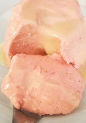 Una foto de Gelatina cremosa de fresa natural