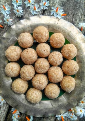 চিনির নারকেল নাড়ু (chinir narkel naru recipe in Bengali) রেসিপির প্রধান ছবি