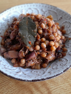 Una foto de Garbanzos con chipirones y panceta