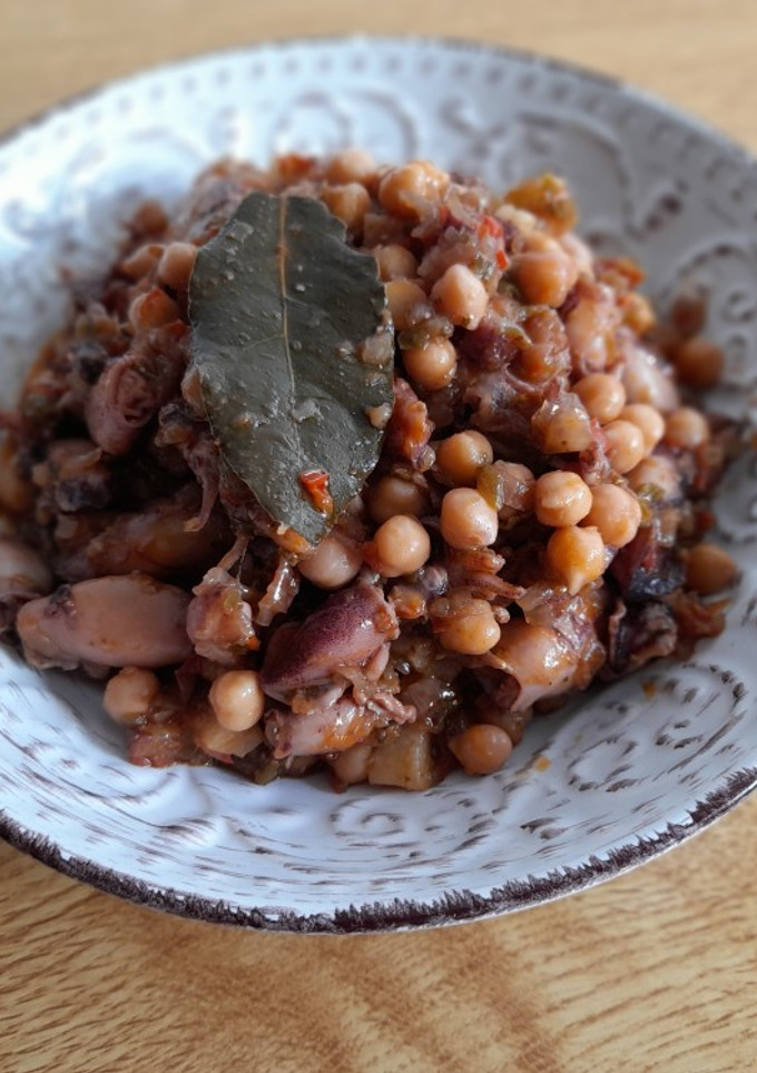 Una foto de Garbanzos con chipirones y panceta