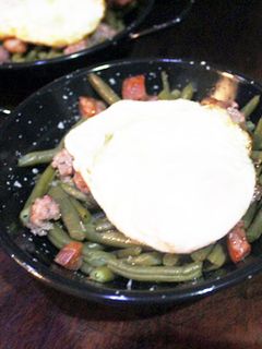 Una foto de Sartén de judías con chorizo y huevo