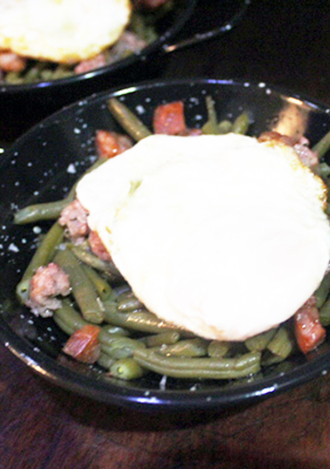 Una foto de Sartén de judías con chorizo y huevo