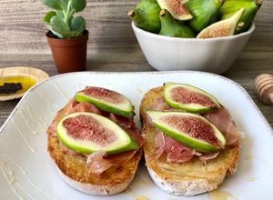 Foto de Bruschetta de figo, presunto e mel