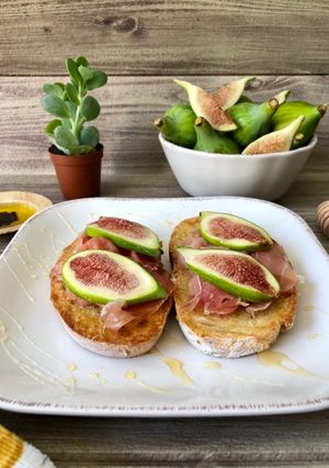 Foto de Bruschetta de figo, presunto e mel