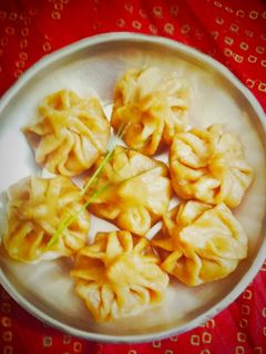 पारंपारिक उकडीचे मोदक (ukdiche modak recipe in marathi) रेसिपी चे मुख्य फोटो