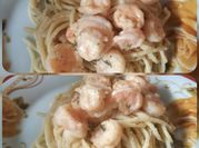 Una foto de tallarines con camarones