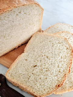 A tökéletes fehér kenyér kenyérsütő gépben recept fotója