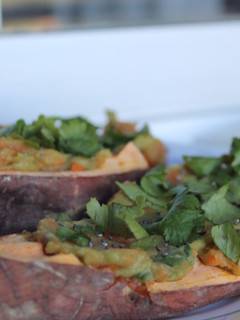 Una foto de Boniatos rellenos de guacamole