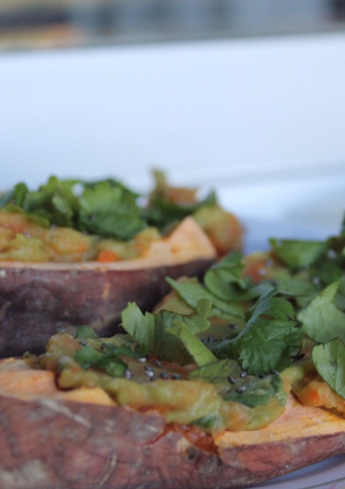 Una foto de Boniatos rellenos de guacamole