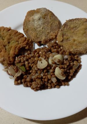 Una foto de Lentejas con cebolla y ajos, con carnita rebozada