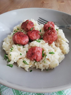 Una foto de Risotto con bolitas de carne fritas