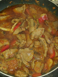 Una foto de Fritada de hígado y ajos tiernos con tomate