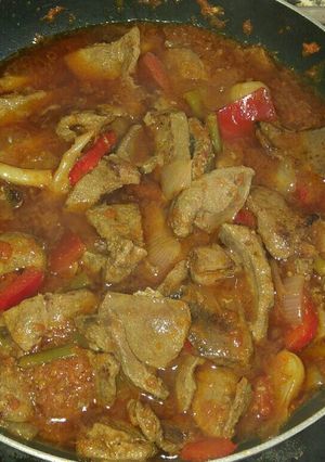 Una foto de Fritada de hígado y ajos tiernos con tomate