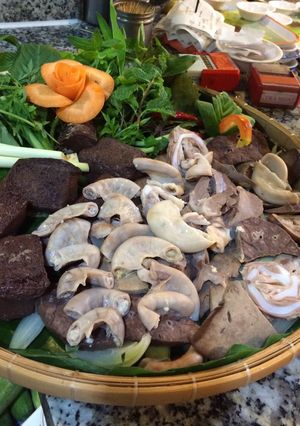 Hình của món Lòng heo luộc chấm mắm tôm.