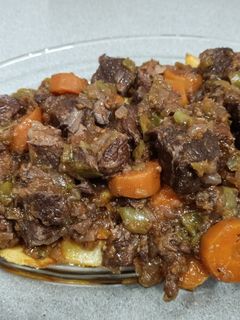 Una foto de Estofado de Ternera en olla rápida con Patatas fritas