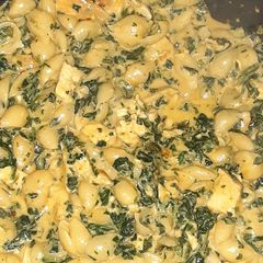 A picture of Cheesy Chicken mac with spinach.