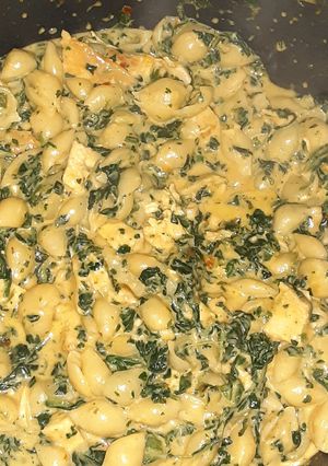 A picture of Cheesy Chicken mac with spinach.