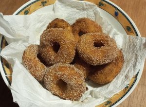 Una foto de Mini Donuts con pan viejo 🍩