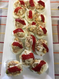 Una foto de Huevos rellenos atún