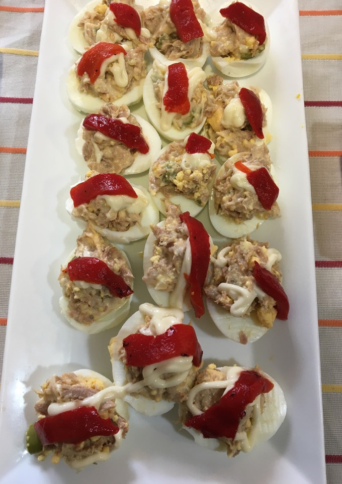 Una foto de Huevos rellenos atún
