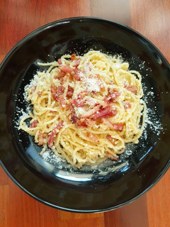 Una foto de Espaguetis a la carbonara (con huevo)