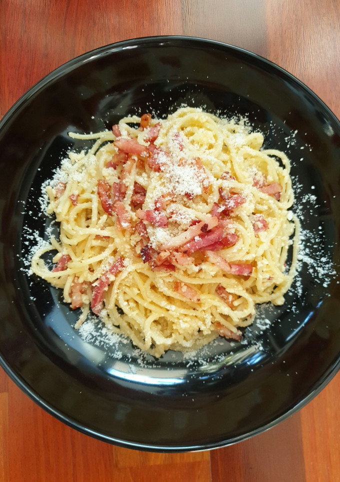 Una foto de Espaguetis a la carbonara (con huevo)