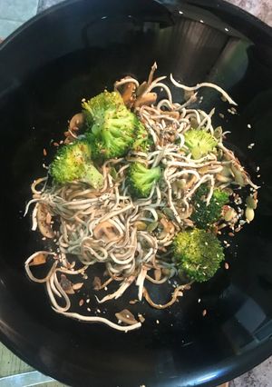 Una foto de Ensalada templada de gulas, champiñones y brócoli